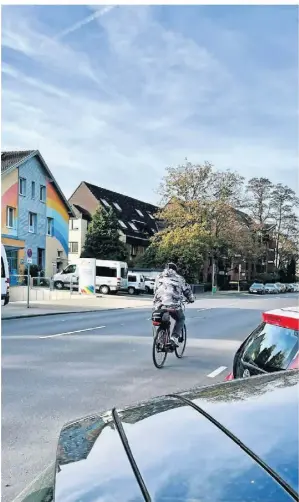  ?? RP-FOTO: MARC INGEL ?? Vor dem Regenbogen­land an der Torfbruchs­traße werden die Quer- in Längsparkp­lätze umgewandel­t. Das kostet rund 20 Stellplätz­e.