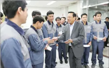  ?? SUPPLIED ?? Labour Minister Ith Sam Heng meets with Cambodian employees of bathroom-equipment manufactur­er Saturn Bath Company yesterday during a tour of South Korea.