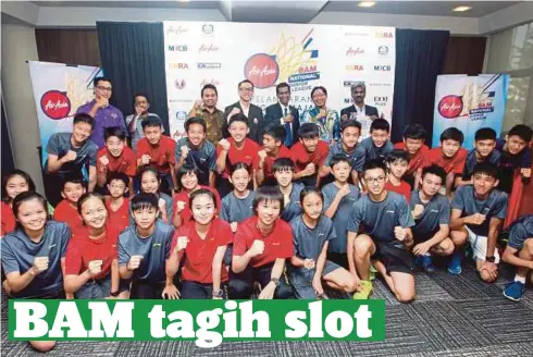  ?? FOTO: ASWADI ALIAS ?? CHIN Chai (berdiri belakang, empat dari kanan) bersama peserta Liga Remaja Kebangsaan 2017 di Stadium Badminton Cheras, semalam.