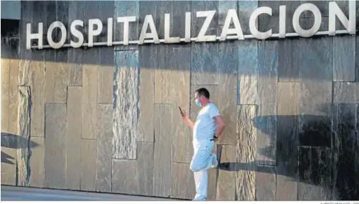  ?? ALBERTO MORANTE / EFE ?? Un sanitario descansa en el exterior del Hospital Universita­rio Central de Asturias (HUCA), ayer en Oviedo.