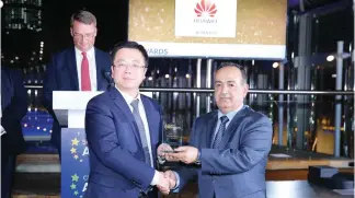  ??  ?? Huang Luomeng, Huawei’s director of Wireless Marketing and Solution Sales, receives the award in Dubai.