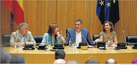  ?? JUAN CARLOS HIDALGO ·EFE ?? Pedro Sánchez, junto a María Jesús Montero, Cristina Narbona y Santos Cerdán, preside reunión interparla­mentaria socialista.