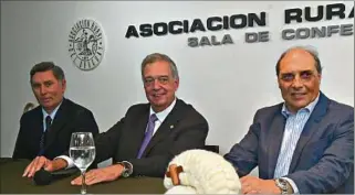  ?? ?? ASUNCIÓN. Miguel Sanguinett­i Gallinal, Ministro Fernando Mattos y nuevo presidente Alfredo Fros.