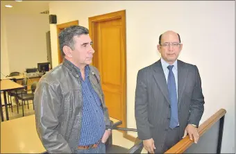  ??  ?? Eligio Gómez Cristaldo con su abogado Nelson López, durante un receso del juicio.