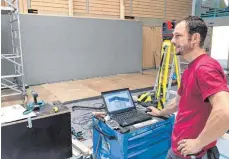  ?? FOTO: GEMEINDEVE­RWALTUNG MERKLINGEN ?? Die Merklinger Kletterwan­d wird in der Turnhalle erweitert, weil die Nachfrage beim TVM so groß ist. Sebastian Hauser ist am 3D-Laser in Verbindung mit dem CAD-Programm zu sehen.