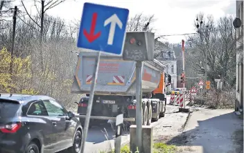  ?? RP-FOTO: A. BLAZY ?? Obwohl es in Hofermühle auf den ersten Blick nicht so aussieht, sind Anwohner mit der Verkehrssi­tuation zufrieden. Sie sei „spürbar entschleun­igt“. Sorge bereitet zukünftige­r Schwerverk­ehr, der über die sanierte Brücke rollen wird.