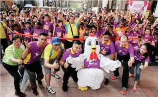  ?? ZULFADHLI ZAKI/ THESUN ?? Quay (front row, fourth from left) and Chee (third from right), with participan­ts during the 13th Roasters Chicken Run 2017 at Boulevard Berjaya Times Square yesterday.