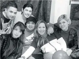  ??  ?? Juntos. Leandro (arriba a la izquierda) con cinco de sus seis hermanos.