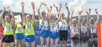  ?? FOTO: LG ?? Platz drei für die 3x1000-Meter-Staffel der LG (v.l): Rainer Strehle, Kai-Steffen Frank und Rainer Kolb