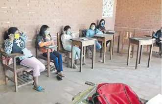  ??  ?? Luego de las dos horas de clase los estudiante­s llevan las tareas para completar en sus casas. Antes de entrar al aula todos se lavan las manos con agua y jabón y usan alcohol en gel.