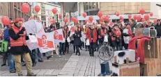  ?? RP-FOTO: ANNA STEINHAUS ?? Lehrer ohne Beamtensta­tus demonstrie­rten am Donnerstag auf dem Schadowpla­tz.