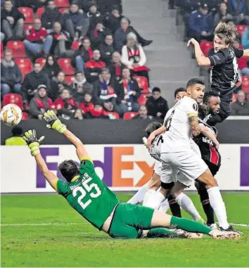  ?? AP ?? FCZ-Goalie Brecher bleibt am Rasen hängen und kommt dann nicht mehr ran: Jedvaj markiert das 1:0.