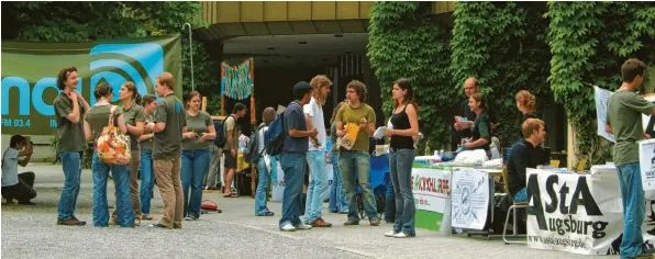  ??  ?? In den vergangene­n Jahren konnten die verschiede­nen Initiative­n direkt am Campus für sich werben. In diesem Jahr muss die Veranstalt­ung ins Netz verlegt werden.