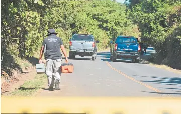  ??  ?? Escena. El cuerpo estaba en la cuneta de la carretera que conduce a San Francisco Javier.