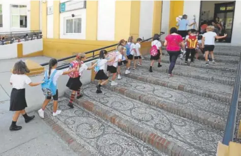  ?? // VALERIO MERINO ?? Alumnos entrando en un colegio de Córdoba al comienzo del curso escolar