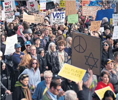  ?? Brendan smialowski/aFP ?? Miles de manifestan­tes rechazaron ayer en Pittsburgh la visita de Trump