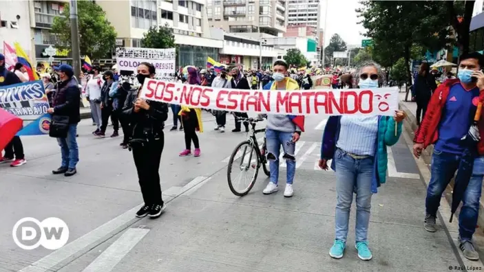  ??  ?? Protesta de jóvenes y sus madres recorre la carrera séptima de Bogotá, centro de la capital de Colombia.