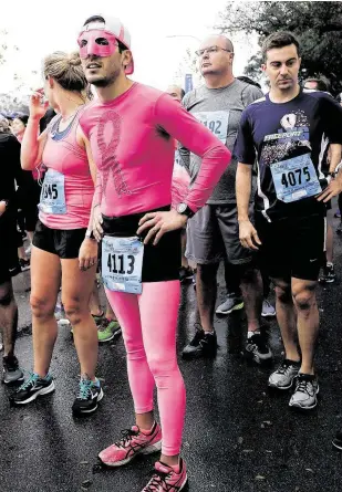  ?? Elizabeth Conley / Staff photograph­er ?? Daniel Barron lines up for the Susan G. Komen Race for the Cure in 2019. He runs for his late sister, Ana Barron Garcia.