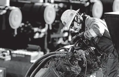  ?? FOTO ČTK/AP ?? Hydraulick­é štěpení neboli frakování umožnilo ziskovou těžbu ropy, píše autor. Snímek z března 2014 vznikl na nalezišti v Coloradu.