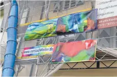  ?? FOTO: SCHICK ?? Die ersten Banner von Munderking­er Künstlern hängen bereits am Spital-Mittelbau.