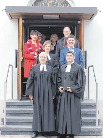  ?? FOTOS ( 3): MILENA HÄNISCH ?? Vor dem Kirchenpor­tal: Dekan Hellger Koepff ( links) und Pfarrer Christian Keinath; hinter ihnen Pfarrerin Martina Servatius und der Zweite Vorsitzend­e des Kirchengem­einderats, Bernd Pfister, sowie weitere Mitglieder des Gremiums.