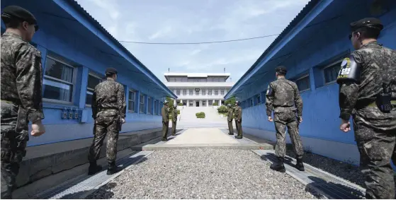  ?? FOTO: TT-AP/HWANG KWANG-MO ?? ■
Fyra nordkorean­ska och fyra sydkoreans­ka soldater står vakt på varsin sida av den känsliga och ytterst välbevakad­e gränsen vid gränsstade­n Panmunjom.