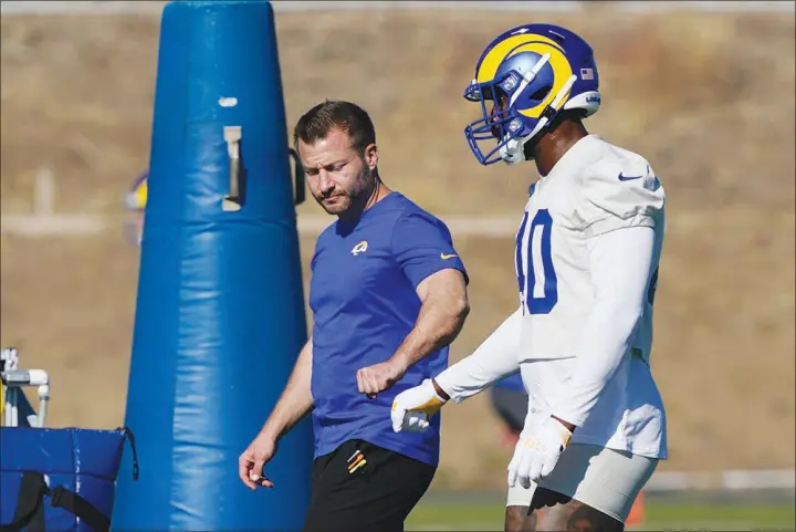  ?? MARCIO JOSE SANCHEZ / AP ?? Los Angeles Rams outside linebacker Von Miller, right, walks on the field with coach Sean Mcvay during NFL football practice Wednesday in Thousand Oaks, Calif. The Rams pulled off a blockbuste­r move at the NFL trade deadline to acquire the Pro Bowler from the Denver Broncos.