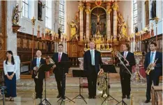  ?? Foto: Manfred Miller ?? Harald Bschorr (Posaune), Martin Ehlich (Trompete), Herbert Hornig (Tuba), Evgeni Trambev (Horn), und Stefan Wiedemann (Trompete) begeistern seit mehr als 30 Jah ren. Neben den Musikern steht Organistin Mami Nagata.