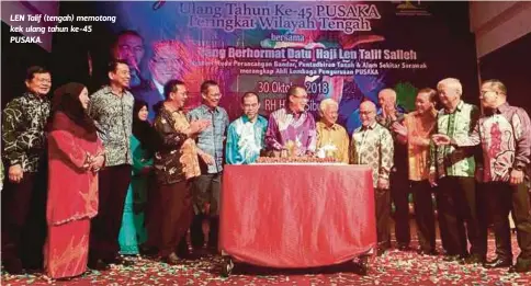  ??  ?? LEN Talif (tengah) memotong kek ulang tahun ke-45 PUSAKA.