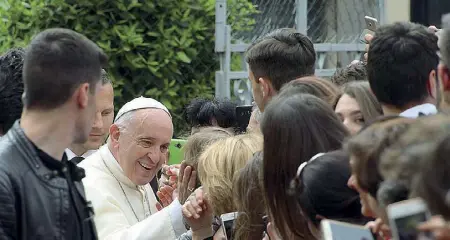  ??  ?? Affetto e selfie Papa Bergoglio saluta bambini, giovani e adulti che lo aspettano dietro le transenne nella parrocchia di Tor de’ Schiavi, proseguend­o il suo viaggio nelle periferie