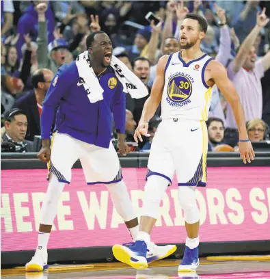  ?? Scott Strazzante / The Chronicle ?? Stephen Curry (right) and teammate Draymond Green react after Curry nailed a three-pointer in the third quarter. Curry, the NBA’s Player of the Week, hit five treys in the game and led Golden State with 32 points.