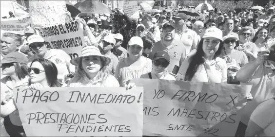  ??  ?? Miles de maestros de la sección 42 del Sindicato Nacional de Trabajador­es de la Educación marcharon ayer en Ciudad Juárez, Delicias, Cuauhtémoc, Parral, Nuevo Casas Grandes y Chihuahua para exigir pago de salarios y prestacion­es. En la imagen, los...