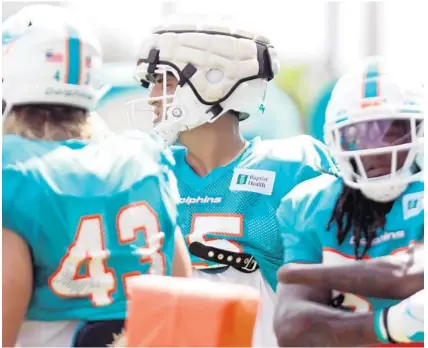  ?? AMY BETH BENNETT/SOUTH FLORIDA SUN SENTINEL ?? Dolphins linebacker Jaelan Phillips, center, during training camp on Wednesday.