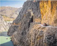  ?? FOTO: MAZDA/DPA ?? Die Stone Road von Kemaliye in der Provinz Erzincan führt tief hinunter an die Ufer des noch jungen und wilden Euphrat.