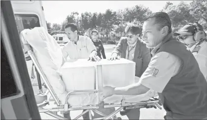  ??  ?? El corazón y el hígado donados por un joven de 19 años de Saltillo arribaron al hospital Magdalena de las Salinas al hospital general de La Raza ■ Foto Alfredo Domínguez