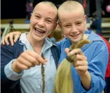  ?? WARWICK SMITH/ STUFF ?? Feilding High School students Hannah O’brien, left, and Libby Taylor with their unattached locks.