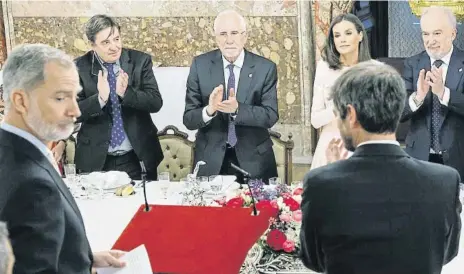  ?? CHEMA MOYA / EFE ?? García Montero, Mateo Díez, la Reina, Muñoz Machado y el ministro Urtasun aplauden el discurso del Rey