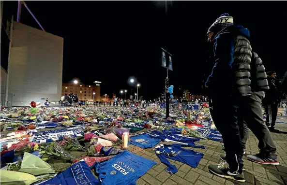  ?? GETTY IMAGES. ?? Fans from Leicester City and other English football clubs flocked to pay tribute to Vichai Srivaddhan­aprabha after his death in a helicopter crash.