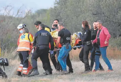  ?? // EP ?? Arriba, el rescate que salvó la vida de Kevin. Abajo, operativos del GEI trasladan en una camilla al pistolero de Tarragona tras neutraliza­rlo en una masía de Riudoms el pasado diciembre