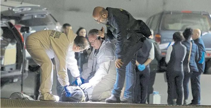  ?? REUTERS ?? Inspección. Policías forenses revisan el lugar donde apareció el cuerpo del piloto ruso asesinado de seis balazos en Villa Joiosa, un pueblo pesquero de Alicante.