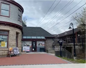  ?? ?? El restaurant­e Don Oscar’s, ubicado junto a la estación del tren en Somerville, ofrece una amplia variedad de platillos costarrice­nses.