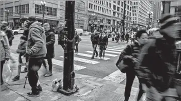  ?? CAMILLE FINE/CHICAGO TRIBUNE ?? Black Friday shoppers on State Street in the Loop on Friday.