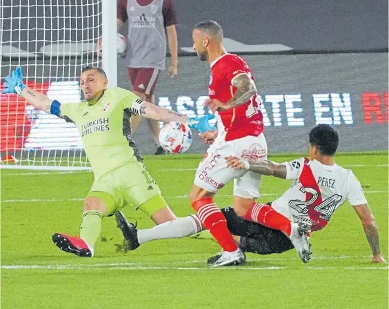  ?? MARIO QUINTEROS ?? Gran cierre de Enzo Pérez. El volante cruzó en forma brillante ante Herrera. River tuvo desacoples en defensa y le faltó gol.