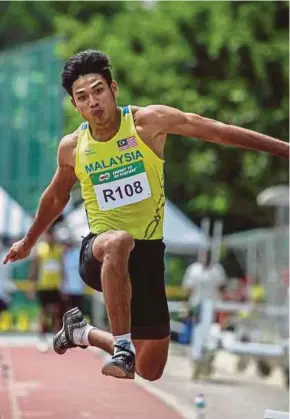  ?? PIC BY OSMAN ADNAN ?? Hakimi Ismail made the second best jump of his career at the Selangor Open yesterday.