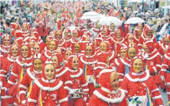  ??  ?? Heute unvorstell­bar, in 2024 hoffentlic­h wieder möglich: Eine Fasnet mit tausenden Narren in Weingarten.