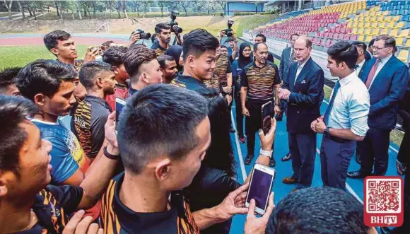  ?? (Foto Azhar Ramli/bh) ?? Putera Edward, beramah mesra bersama Atlet Olahraga Negara sambil diiringi Syed Saddiq ketika program lawatan ke Kompleks Sukan Negara di Kompleks Sukan Negara, Bukit Jalil.