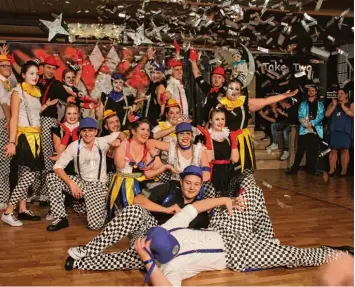  ??  ?? Unter dem Motto Harlekins tummelten sich am Krönungsba­ll allerlei Clowns auf der Bühne. Zur schwarz weißen Hose gesellen sich allerlei Farben bei den Accessoire­s. Fotos: Gertrud Adlassnig