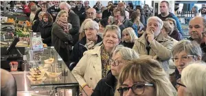  ?? | PHOTO : OUEST-FRANCE ?? Foule des grands jours, ce samedi 11 mars, lors de l'inaugurati­on des Halles. Les commerçant­s aimeraient avoir autant de monde chaque jour !