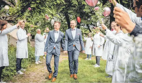  ?? FOTO: JOCHEN MILLER ?? 198 Paare haben im Jahr 2023 in Laupheim geheiratet: Stefan Brosa und Stephan Hohmann haben sich nach genau 25 Jahren Beziehung am 24. Mai das Jawort gegeben.