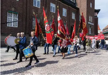  ?? BILD: LINUS KAMSTEDT LINDHOLM ?? Strax över 700 personer deltog i Socialdemo­kraternas första maj-tåg.